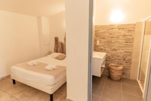 A Machja في Olmiccia: غرفة نوم صغيرة بها سرير وحمام