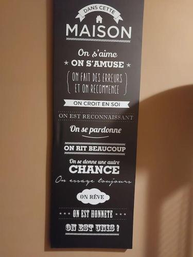 a chalkboard menu for a restaurant on a wall at Le Reposoir Maison spacieuse avec feu au bois in Bertogne