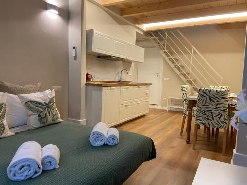 1 dormitorio con 1 cama y cocina con escalera en Soggiorno Alessandra, en Florencia