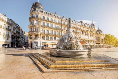 una estatua delante de un gran edificio en Apprt Top Center / 2 Chambres / 2 Salles de bain., en Montpellier