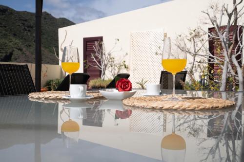 una mesa con dos copas de vino en un patio en Holiday House Penthouse in La Gomera, en San Sebastián de la Gomera