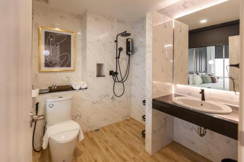 チェンマイにあるR2 Hotel Chiangmaiのトイレ、洗面台、シャワー付きのバスルーム