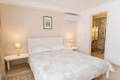 Un pat sau paturi într-o cameră la Villa Helvetia
