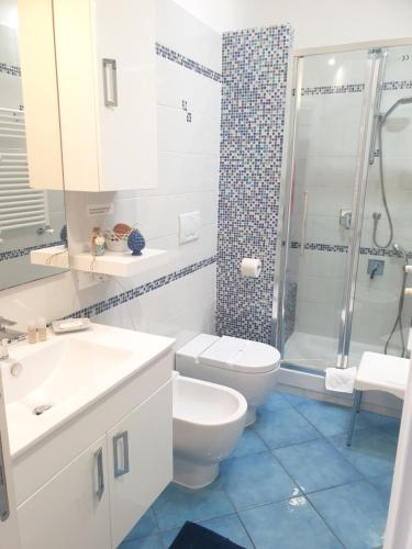 y baño con aseo y ducha. en SOGNO BLU suite, en Gaeta