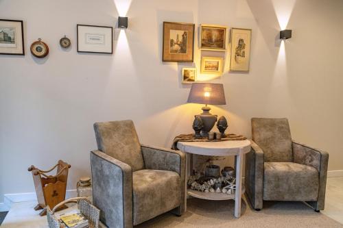 a room with two chairs and a table and a lamp at B&B Huiskamer van Vollenhove in Vollenhove
