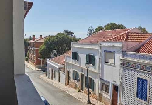 uma vista para uma rua da cidade com edifícios em Ljmonade Hostel em Cascais