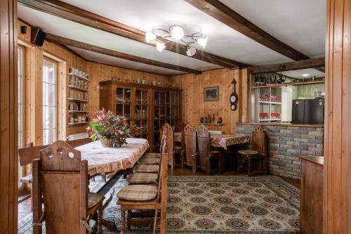 una sala da pranzo con tavolo e sedie di Маєток Ліс і Гори a Bukovel