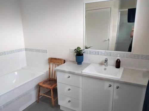 Ένα μπάνιο στο Comfortable three bedroom home close to the beach