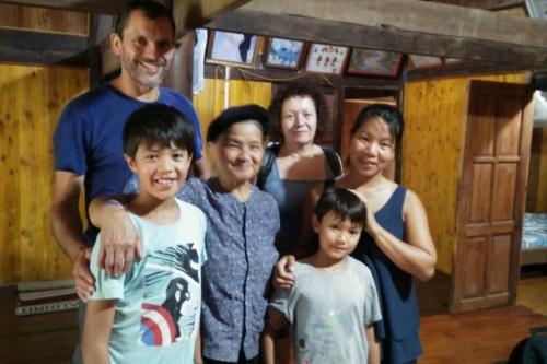 Επισκέπτες που μένουν στο Ba Be lake-Huyền Hào Homestay
