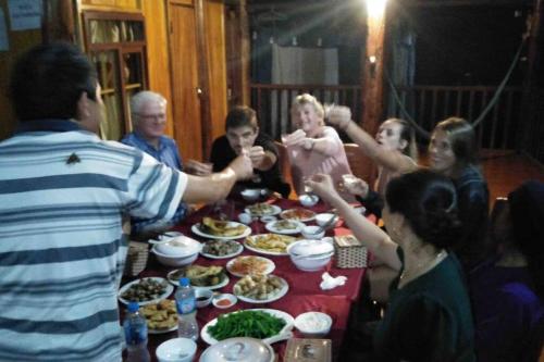 Επισκέπτες που μένουν στο Ba Be lake-Huyền Hào Homestay