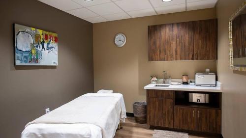 Фотография из галереи Hotel Room - Silver Baron Lodge Hotel Room в Парк-Сити