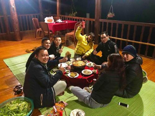 Επισκέπτες που μένουν στο Ba Be lake-Huyền Hào Homestay