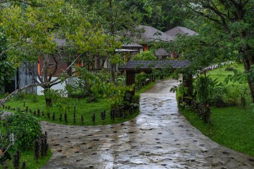 Ein Garten an der Unterkunft Cascade Tara