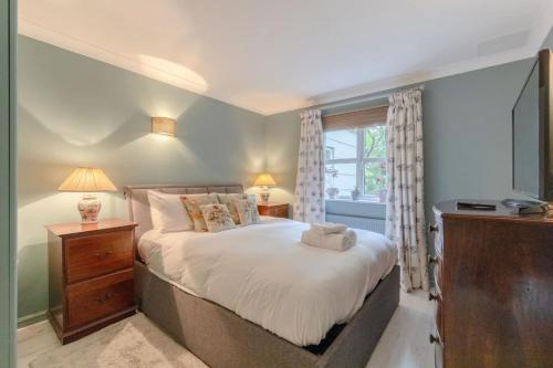 a bedroom with a bed and a window at Spacious 2 Bedroom Flat in Wandsworth in London