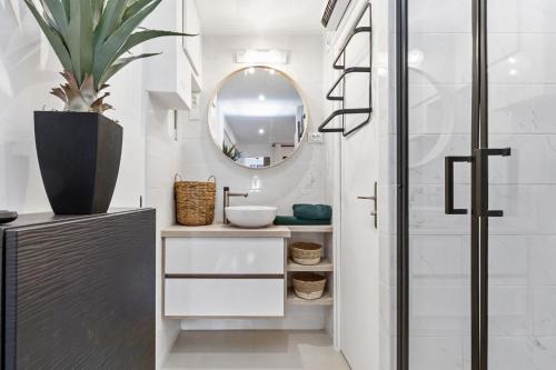 bagno con lavandino e specchio di Cap d'Agde Studio - Port a Cap d'Agde