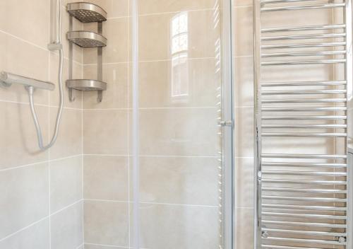 ein Bad mit einer Dusche und einer Glastür in der Unterkunft Flat 1 Eversley Cottage in Southwold