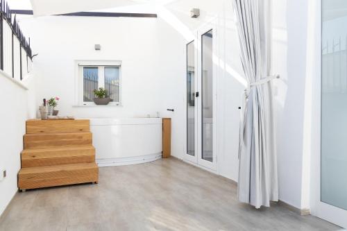 um quarto branco com uma banheira e uma janela em Peonia Boutique Apartments em Palermo