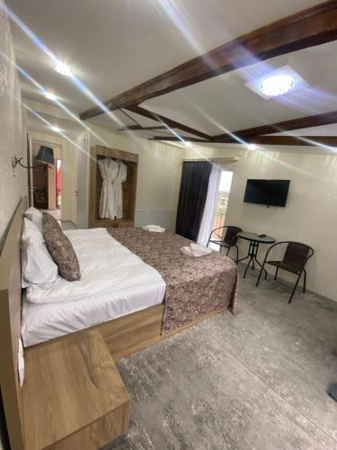 - une chambre avec un lit et une table dans l'établissement Hotel Traveler, à Sighnaghi