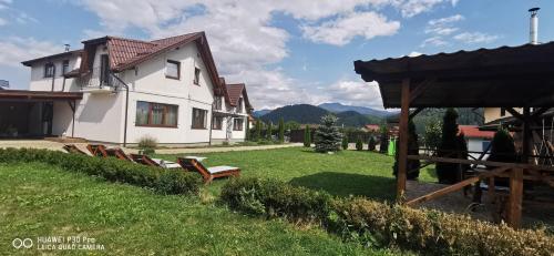 een groep stoelen in de tuin van een huis bij Casa Stefu in Rîşnov