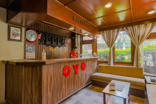 加德滿都的住宿－OYO 795 Hotel Holiday Inn，坐在餐厅酒吧的女人