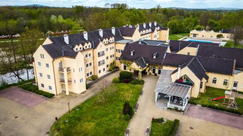 eine Luftansicht eines großen Hauses mit Hof in der Unterkunft Hotel Galant Lednice in Lednice