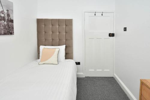 Ένα ή περισσότερα κρεβάτια σε δωμάτιο στο Moonlight House - sleeps 7, driveway, garden