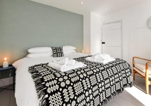 Un pat sau paturi într-o cameră la Ger y Porth