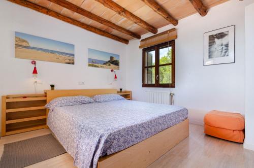 Schlafzimmer mit einem Bett und einem Fenster in der Unterkunft YourHouse Casa Laura, quiet villa in the countryside in Artá