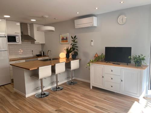 a kitchen with a kitchen island with a tv on it at Modern Apartment by the Airport IFEMA - 1 Bedroom in Madrid