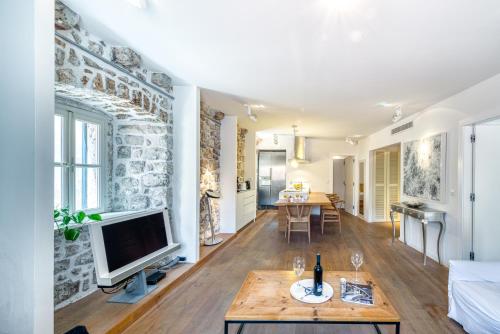 - un salon avec une télévision et une table dans l'établissement Apartment Time Old Town, à Dubrovnik