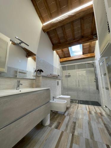uma casa de banho com um lavatório, um WC e um chuveiro em Appartamento "IL PORTICO" A SOLI 8 CHILOMETRI DA IMOLA E 7 CHILOMETRI DA FAENZA em Castel Bolognese