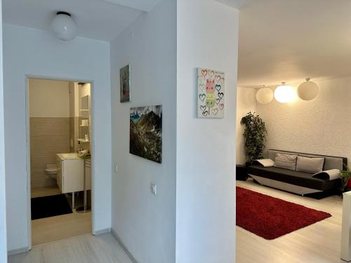 a white living room with a couch and a living room at Apartament in centrul Clujului in Cluj-Napoca