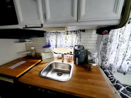 紐哈芬的住宿－34ft Mobile Home Near Yale U，木制台面上带水槽的厨房台面