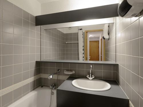 Koupelna v ubytování Appartement cosy proche pistes - Balcon et Wifi - FR-1-181-1017