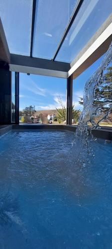 塞拉利昂德拉塔納的住宿－Casa Cardales，一座房子里一个带喷泉的游泳池