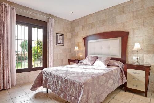 コニル・デ・ラ・フロンテーラにあるCasa Borpa - Solo familiasのベッドルーム(大型ベッド1台、窓付)