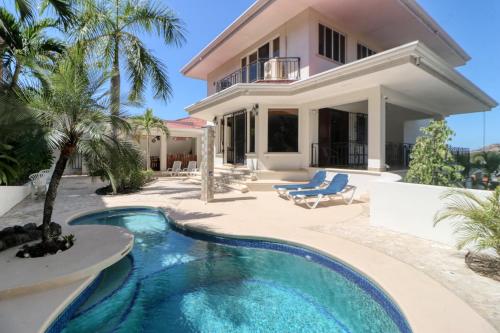 une villa avec une piscine en face d'une maison dans l'établissement Casa Colibri, à Santa Fe