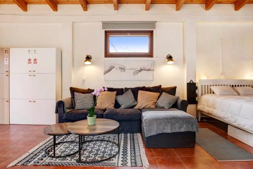 un salon avec un canapé et une table dans l'établissement Villalaluna lacasita, à Vejer de la Frontera