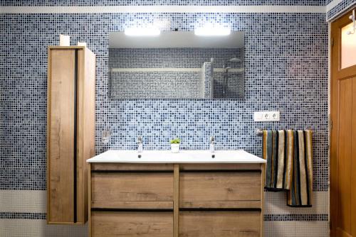 a bathroom with a sink and a mirror at Villalaluna lacasa in Vejer de la Frontera