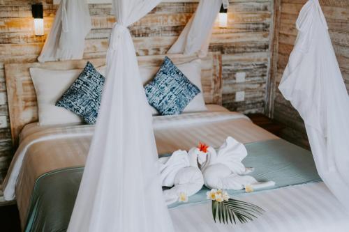 a bedroom with two towels on a bed at Lanussa Hill Villa in Nusa Lembongan