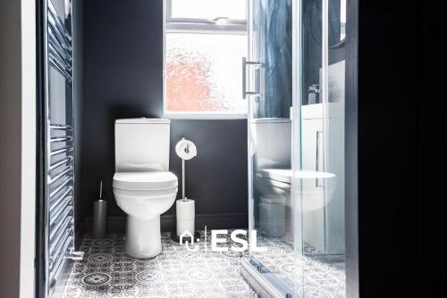 a bathroom with a toilet and a glass shower at Central 5 Bedroom Townhouse perfectly located 2 mins walk from the Train Station in Chester