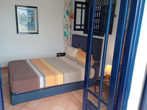 a small bedroom with a bunk bed in a room at sultana duplex 3 pour les familles in Oualidia