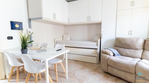 una pequeña sala de estar con mesa y sofá en Vento Mare Apartments en Palau