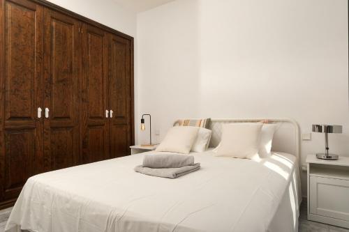 Postel nebo postele na pokoji v ubytování Casa Atlantida-quiet House with balcony and fast wifi