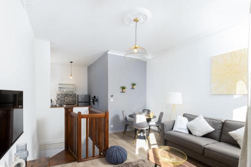 un salon avec un canapé et une table dans l'établissement N1 Des Études Cosy Duplex Netflix Balcon ConciergerieDameCarcas, à Carcassonne