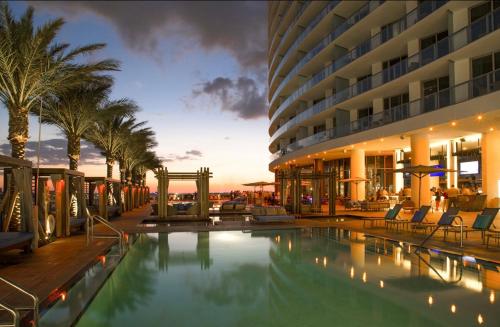 un hotel con piscina frente a un edificio en Modern Beachfront Condo with Stunning Ocean View en Hollywood