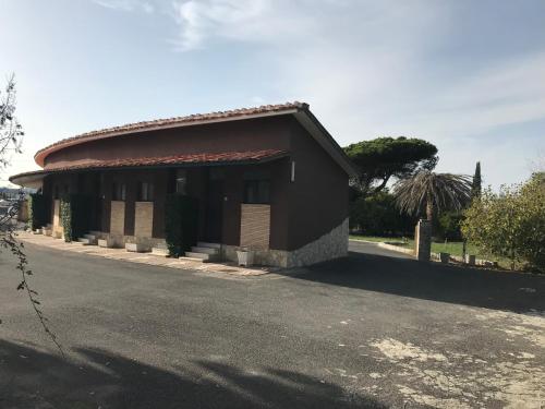 a small building on the side of a road at American Motel in Cisterna di Latina