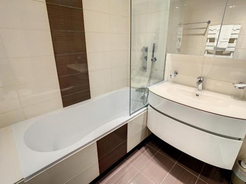 une salle de bain avec un lavabo, une baignoire et des toilettes dans l'établissement Luxueux appartements idéalement situés en plein centre ville de Cannes, à Cannes