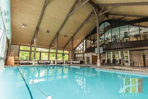 - une grande piscine dans un grand bâtiment dans l'établissement Horseshoe Retreat, à Edgar