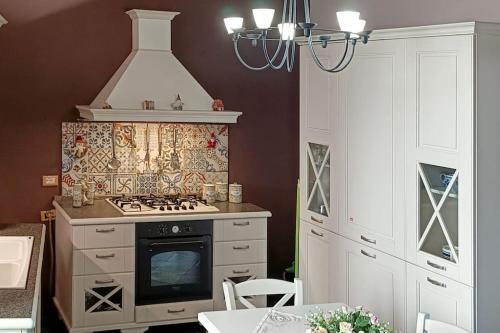 a kitchen with a stove top oven next to a cabinet at Casa all'Annunziata in Termini Imerese